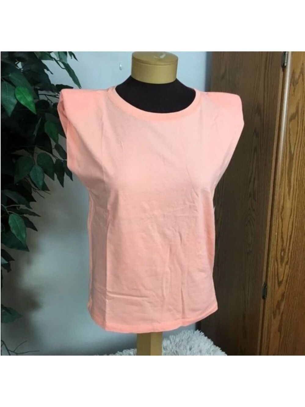 SO sleeveless top with fully covered shoulder pads Woman’s Juniors size L